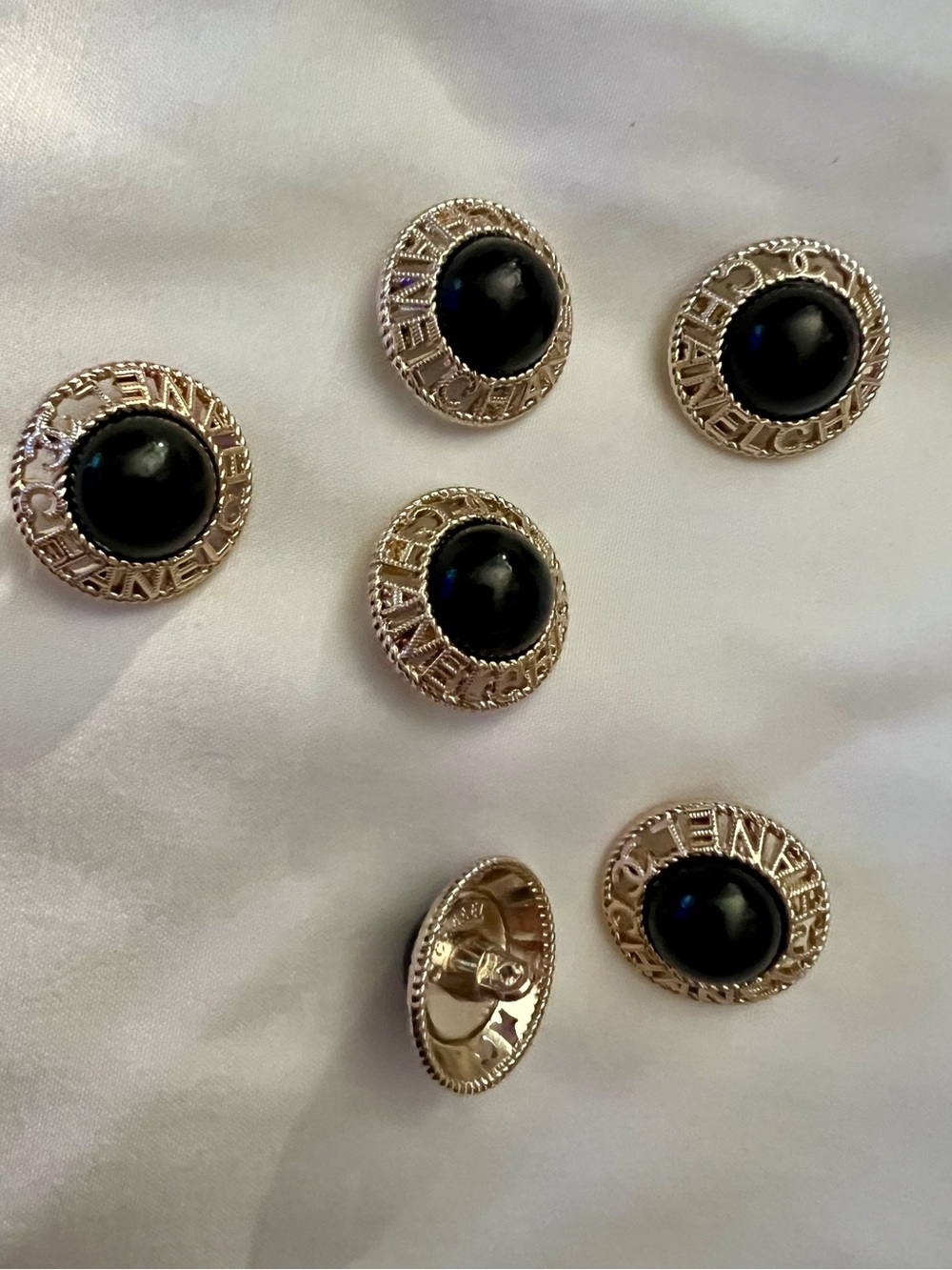 Iconic Ccstyle Black-faux(20mm- Set of 6)enamel/texture golden metal/stamp/shank